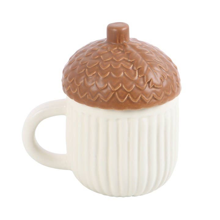 Tasse in Eichelform im Herbst