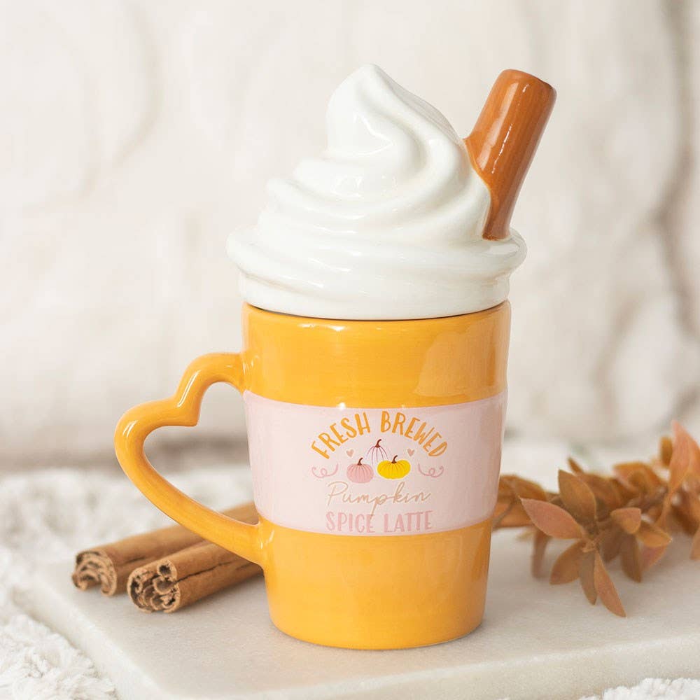 Frisch gebrühter Pumpkin‑Spice‑Latte – herbstlicher Becher mit Deckel