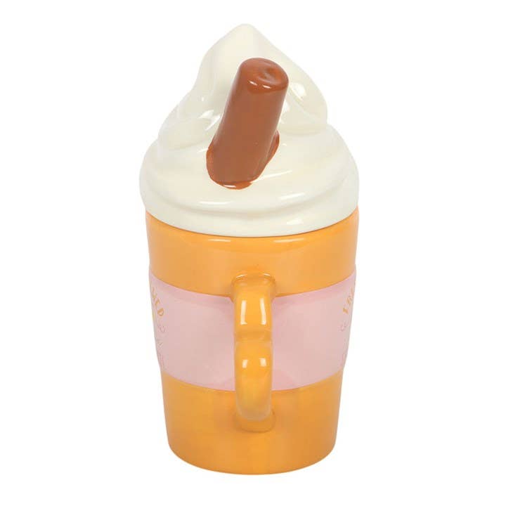 Frisch gebrühter Pumpkin‑Spice‑Latte – herbstlicher Becher mit Deckel