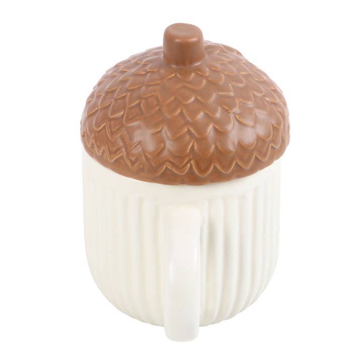 Tasse in Eichelform im Herbst