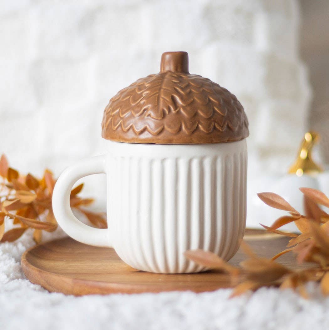 Tasse in Eichelform im Herbst
