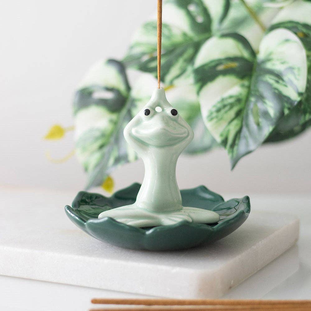 Räucherstäbchenhalter „Yoga-Frosch“ – Keramik auf Lotusblüte