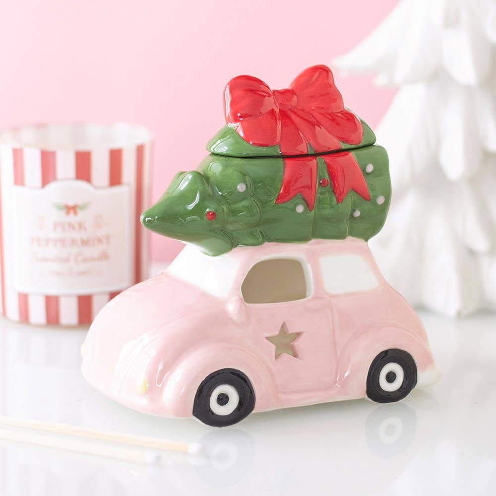 Rosa Auto mit Weihnachtsbaum-Ölbrenner